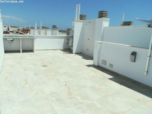Villa pareada de obra nueva con 4 dormitorios, solárium y zonas comunes con piscina y jacuzzi en Pil