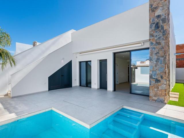Villa pareada de 3 dormitorios con piscina privada y solariu. 100m² San Javier
