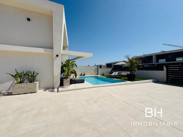 VILLA PAREADA EN GRAN ALACANT