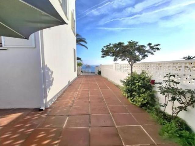 Villa pareada en primera línea con vistas al mar