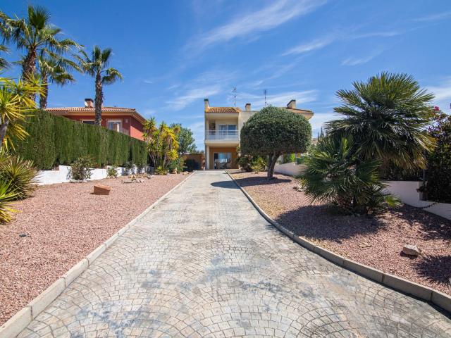 VILLA PAREADA INDEPENDIENTE CON 1340 M2 DE PARCELA