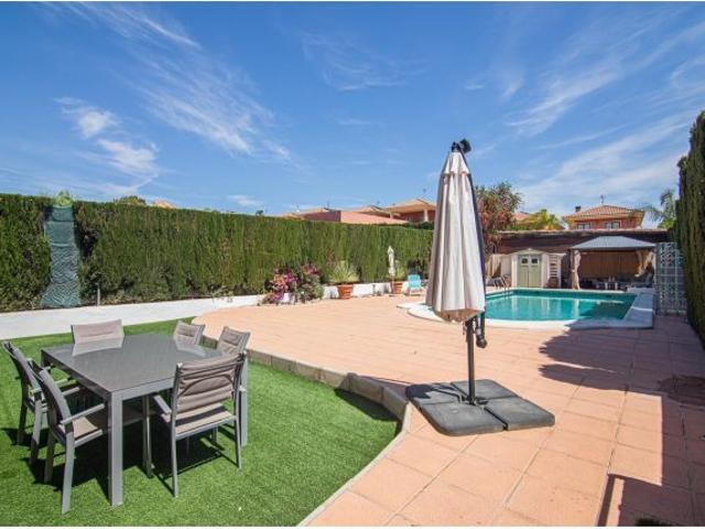 VILLA PAREADA INDEPENDIENTE CON 1340 M2 DE PARCELA
