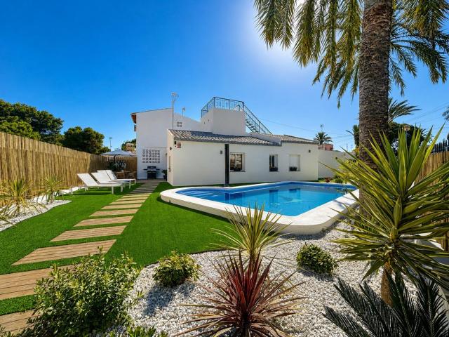 Villa pareada totalmente reformada y amueblada a estrenar con piscina privada en Punta Prima