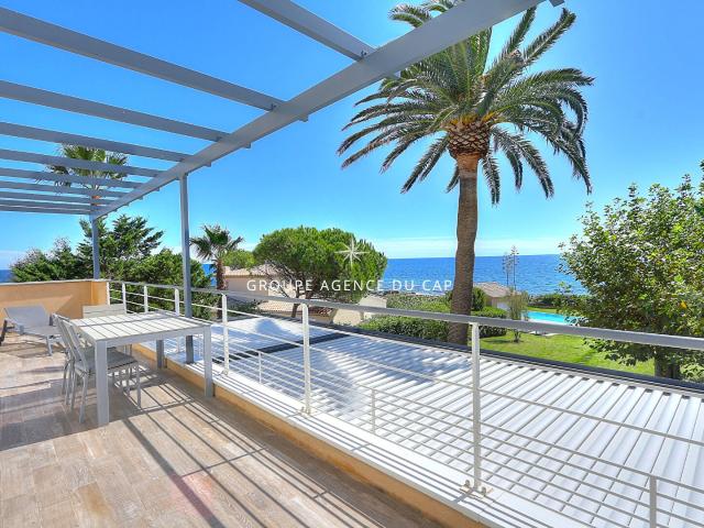 Villa Pieds Dans L'eau 7 Pieces Avec Piscine Vue Golfe De Sa. 211m² Les Issambres