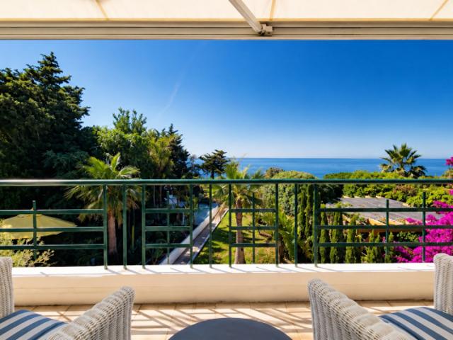 VILLA PIEDS DANS L'EAU A VENDRE A AGAY AVEC VUE MER IMPRENABLE