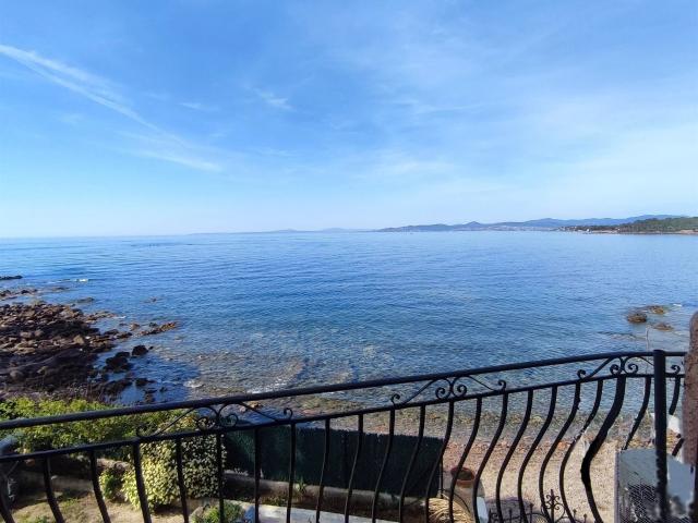 Villa Pieds dans l'eau pour chambre d'hôtes à rénover 234m² Saint Raphaël