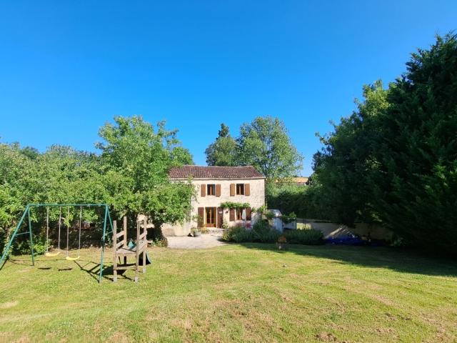 Villa plain pied avec 4 gîtes, piscine et jardin. Saint Jean. 540m² Saint Pierre de Juillers