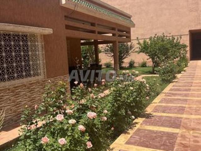 Villa plain pied avec beau jardin