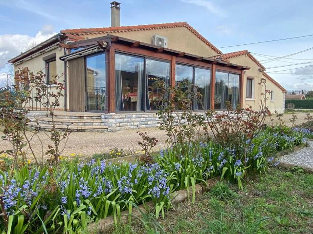 Villa plain pied avec garage camping car et dépendances