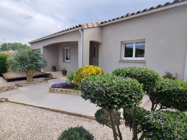 Villa plain pied avec jardin, terrasses et garage Luc sur Orbieu