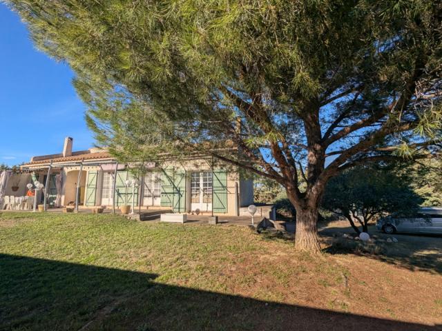Villa plain pied avec piscine, 3 garages et espace en sous s