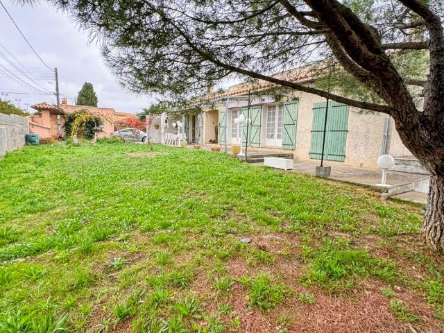 Villa plain pied avec piscine, 3 garages et espace en sous sol