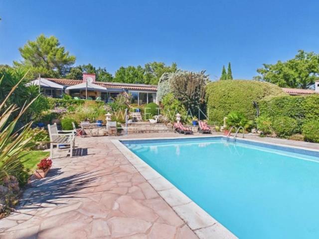 Villa plain pied avec piscine dans domaine sécurisé