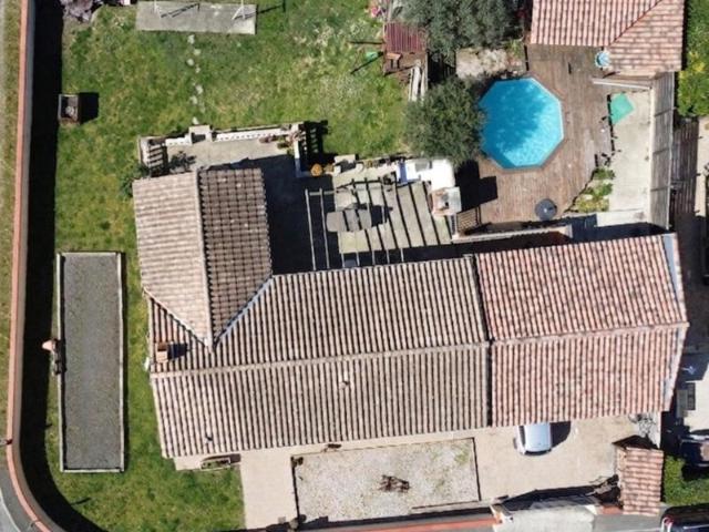 Villa plain pied de 110m², espace piscine aménagé, grande terrasse et jardin arboré