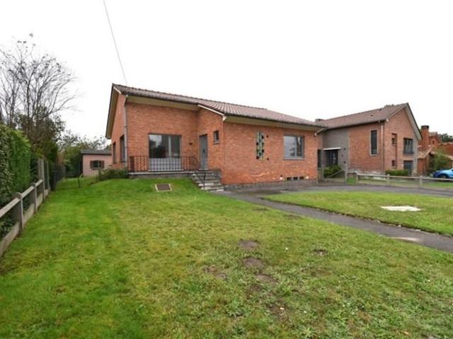 Villa plain pied rénovée 2 chambres avec garage et jardin!
