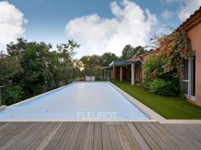VILLA PLAIN PIED 267 M²+PISCINE+ TERRAIN 2000 M²+GARAGE