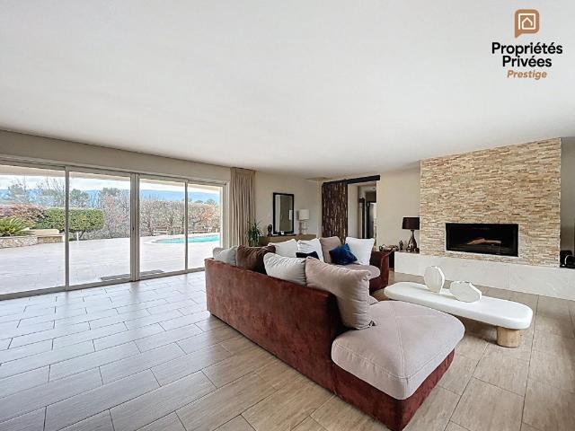 Villa plain pied 205 m², 4 ch., Piscine chauffée 5×9, Vue Mont Aurélien, Parcelle constructible, DPE B ? Ollières 83570