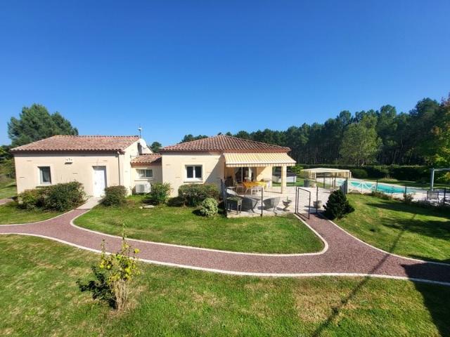 Villa plain pied 205 m², 5 chambres, espace indépendant, 1. 205m² Casteljaloux
