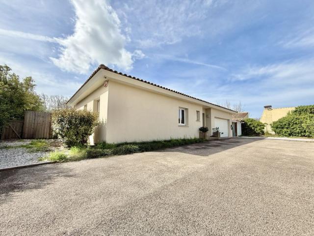 Villa plain pied 4 faces, 3 chambres dont une suite parentale Piscine Garage Parcelle d'environ 760 m²