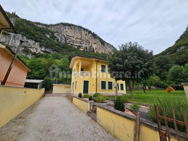 Villa plurifamiliare via La Vallà 33, Lumignano, Longare