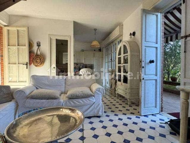 Villa plurifamiliare via San Camillo, Vittoria Apuana, Forte dei Marmi