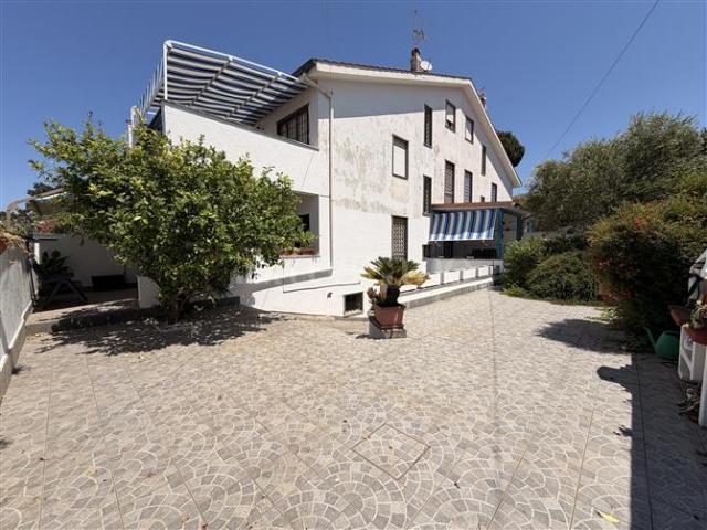 Villa Plurifamiliare di 150 mq a Tor San Lorenzo Lido Ardea
