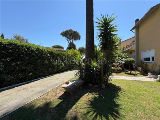 Villa Plurifamiliare di 250 mq a Axa, Casal Palocco, Infernetto Roma