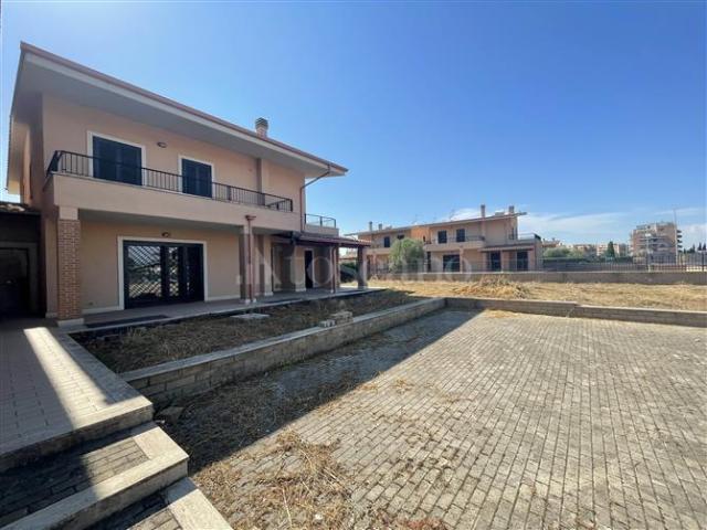 Villa Plurifamiliare di 250 mq a La Sughereta Pomezia