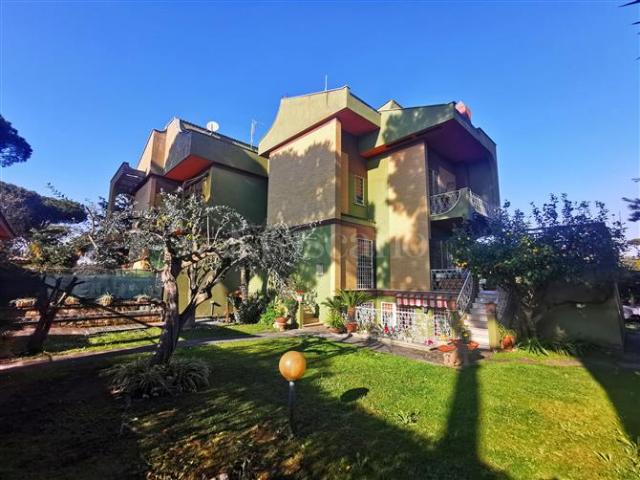 Villa Plurifamiliare di 260 mq a Axa, Palocco Roma
