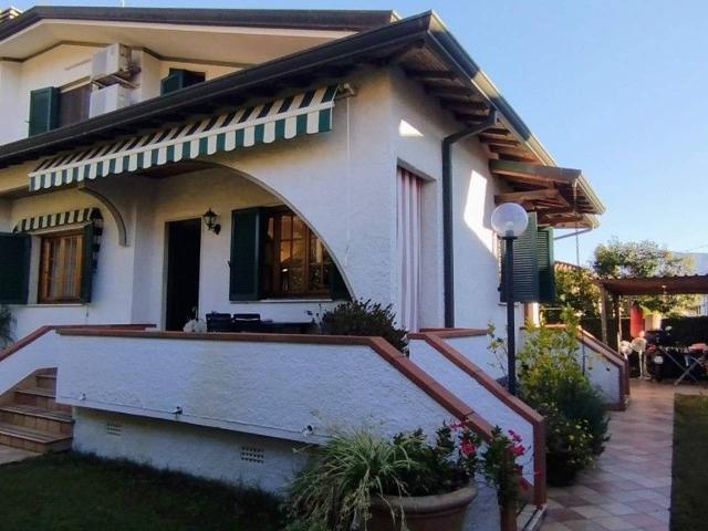 Villa plurifamiliare in vendita a Camaiore