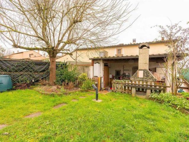 Villa plurifamiliare in vendita a Campi Bisenzio