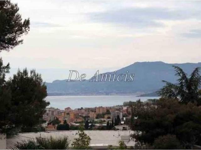 Villa plurifamiliare in vendita a Bordighera