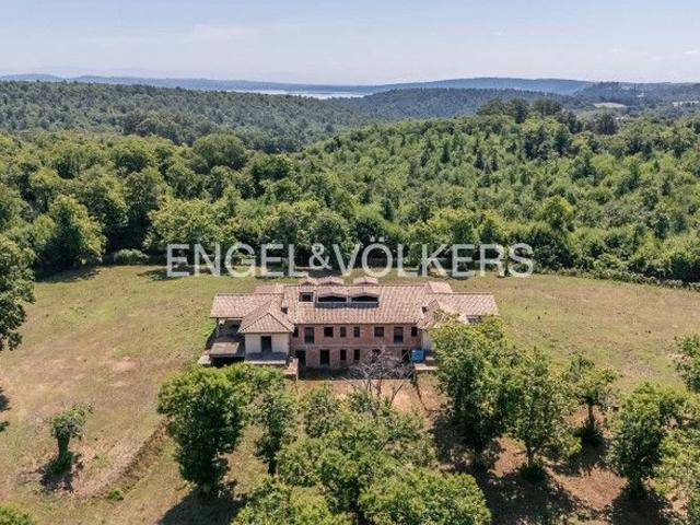 Villa plurifamiliare in vendita a Bracciano