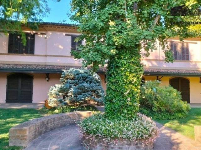 Villa plurifamiliare in vendita a Forli'