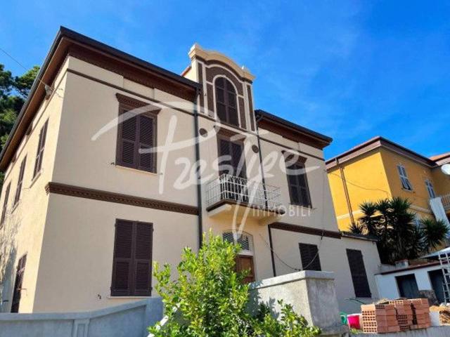 Villa plurifamiliare in vendita a La Spezia