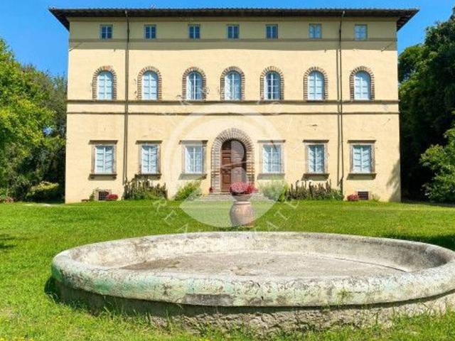 Villa plurifamiliare in vendita a Lucca