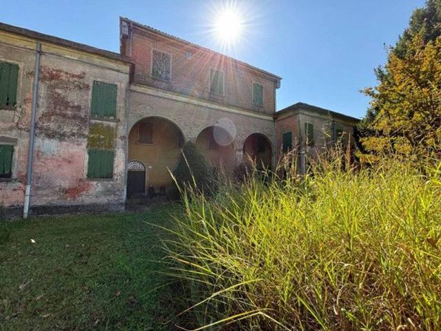 Villa plurifamiliare in vendita a Modena