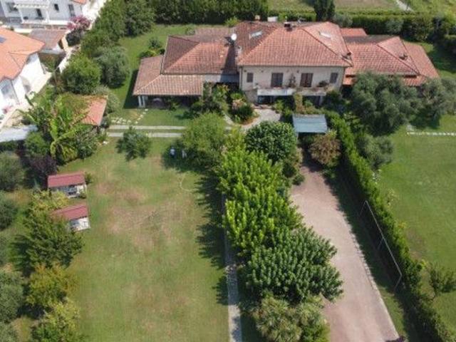 Villa plurifamiliare in vendita a Montignoso