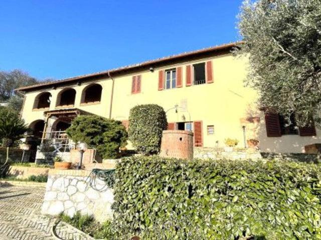 Villa plurifamiliare in vendita a Pistoia