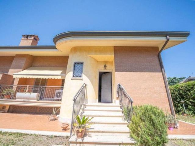 Villa plurifamiliare in vendita a Roma