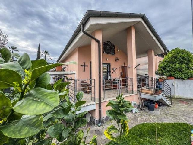 Villa plurifamiliare in vendita a Roma