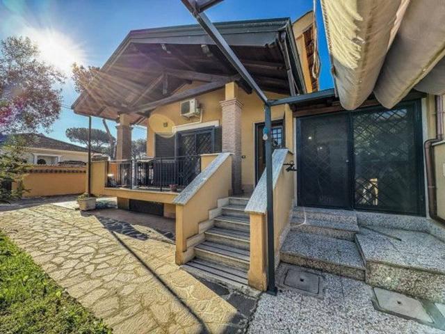 Villa plurifamiliare in vendita a Roma