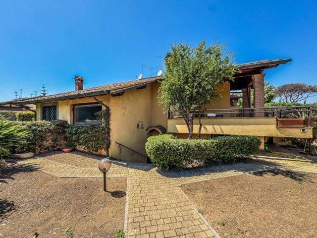 Villa plurifamiliare in vendita a Roma