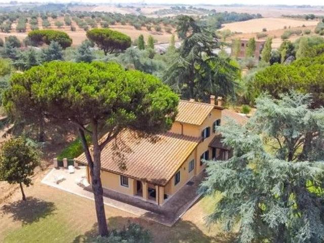 Villa plurifamiliare in vendita a Roma
