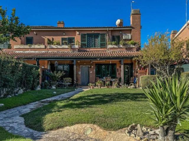 Villa plurifamiliare in vendita a Roma