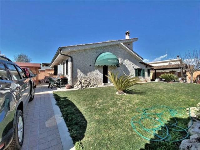 Villa plurifamiliare in vendita a Roma