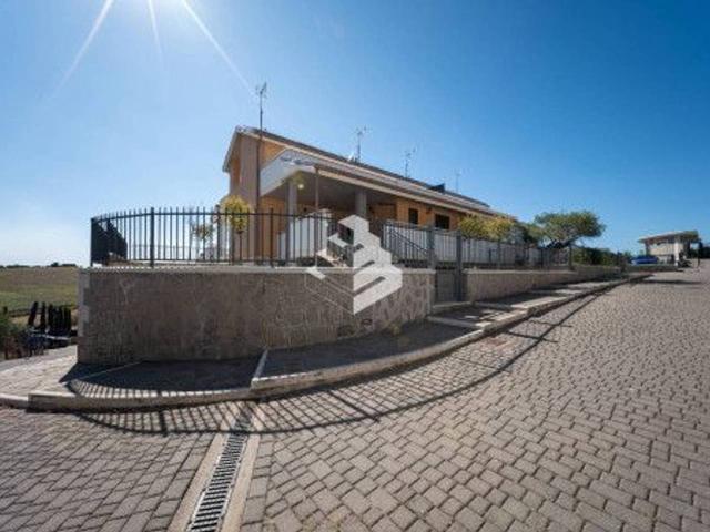 Villa plurifamiliare in vendita a Roma
