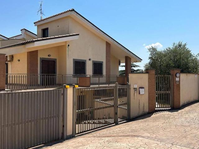 Villa plurifamiliare in vendita a Roma