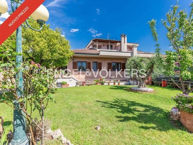 Villa plurifamiliare in vendita a Roma