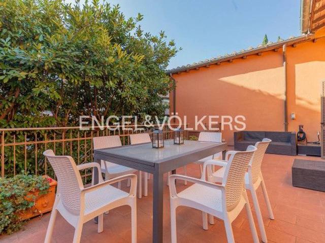 Villa plurifamiliare in vendita a Roma